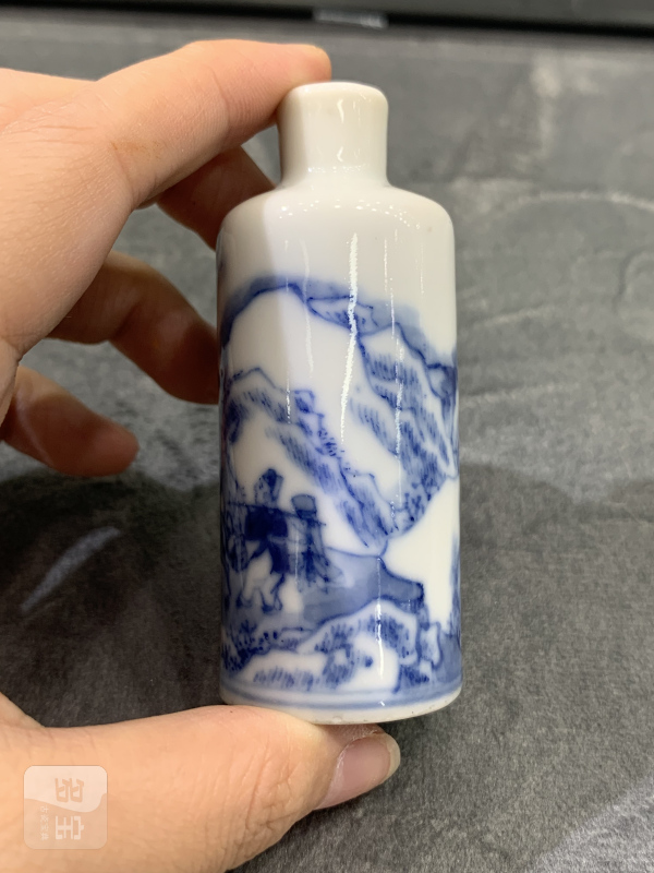 清晚期青花踏雪寻梅图鼻烟壶 - 图3